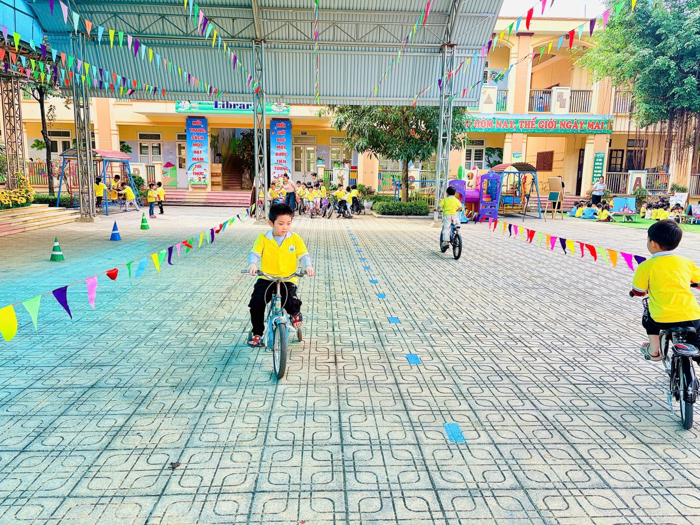 Description: D:\Năm học 2025-2026\ẢNH CÁC HĐ CỦA TRƯỜNG\TÔI YÊU VN-GIAO THÔNG\gen-h-z7628494602460_d3b186fe06c305ea41db2e47613e5b7d.jpg